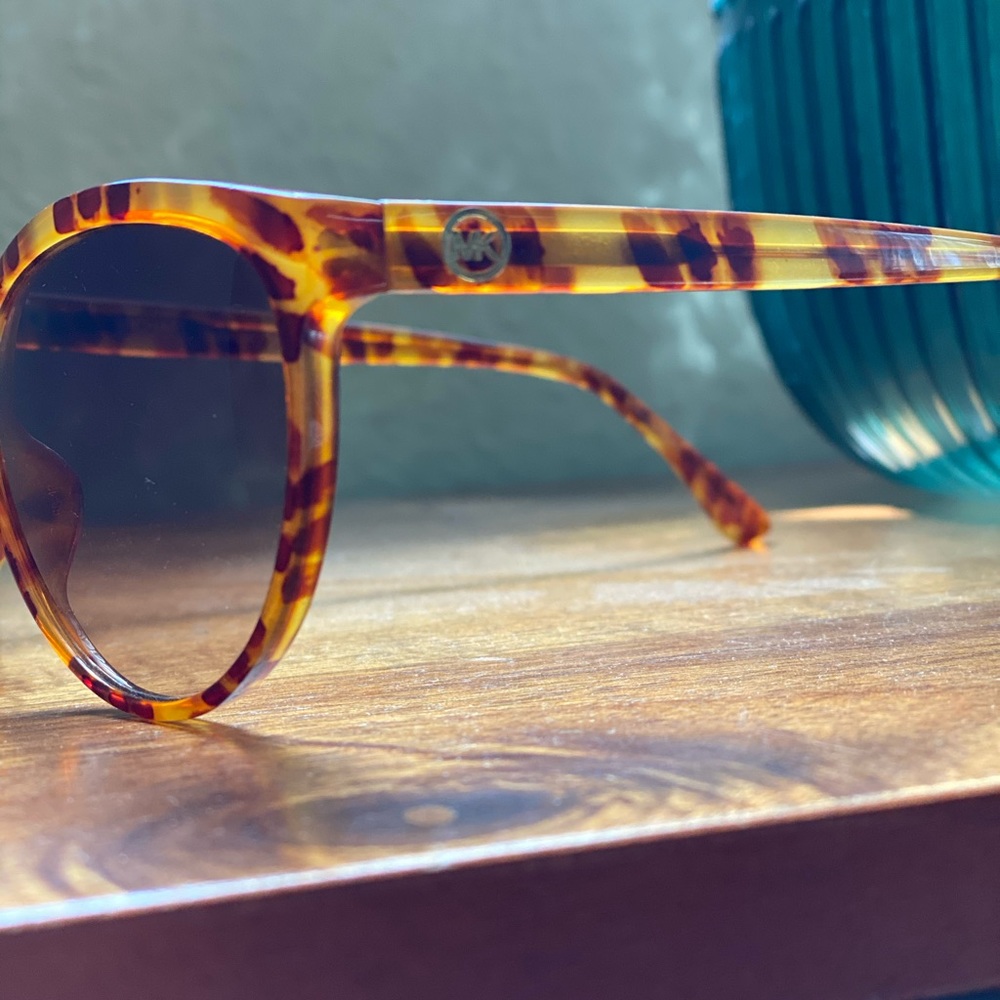 Michael kors sunglasses - Picture 3 of 5